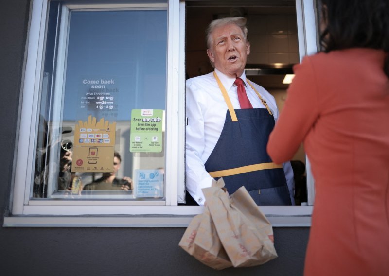 Donald Trump radio u McDonald'su da bi se narugao Harris, ona otišla u crkvu