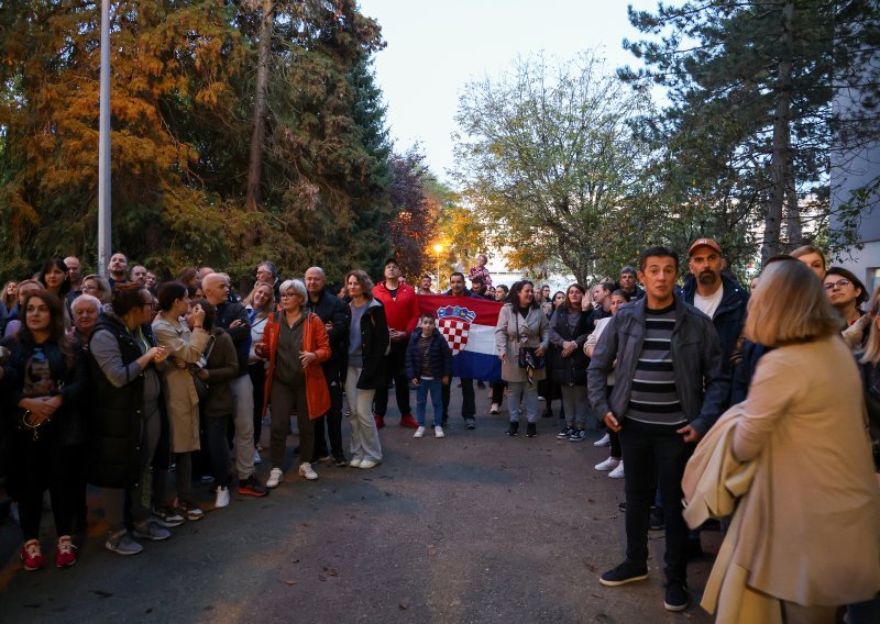 Roditelji prosvjedovali ispred škole, Ministarstvo u svibnju tražilo rješenje?