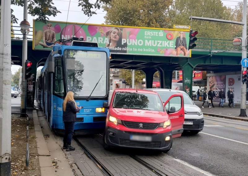 Kaos na Savskoj cesti u Zagrebu, sudarili se tramvaj i dostavno vozilo