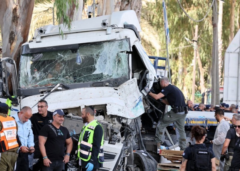 Kamionom se namjerno zaletio u autobusnu stanicu punu ljudi u Izraelu