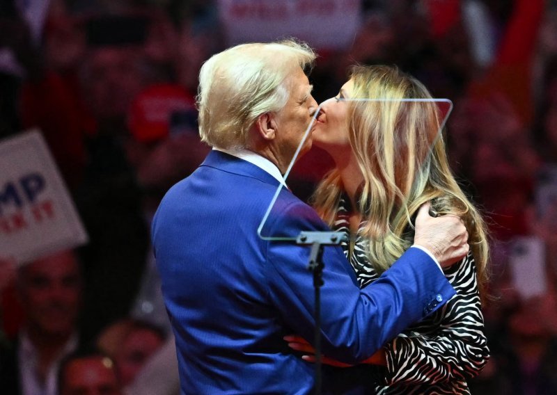 Svi pričaju o neugodnom poljupcu Donalda i Melanije Trump