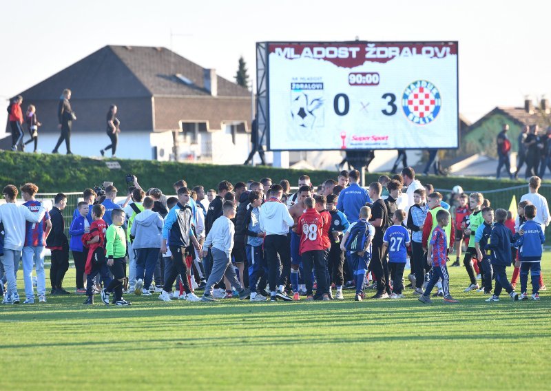 Hajduk je pobijedio u Ždralovima; pogledajte invaziju navijača na teren nakon utakmice