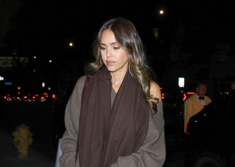 Spojila trendove: Jessica Alba ima fantastičan outfit za izlazak u restoran