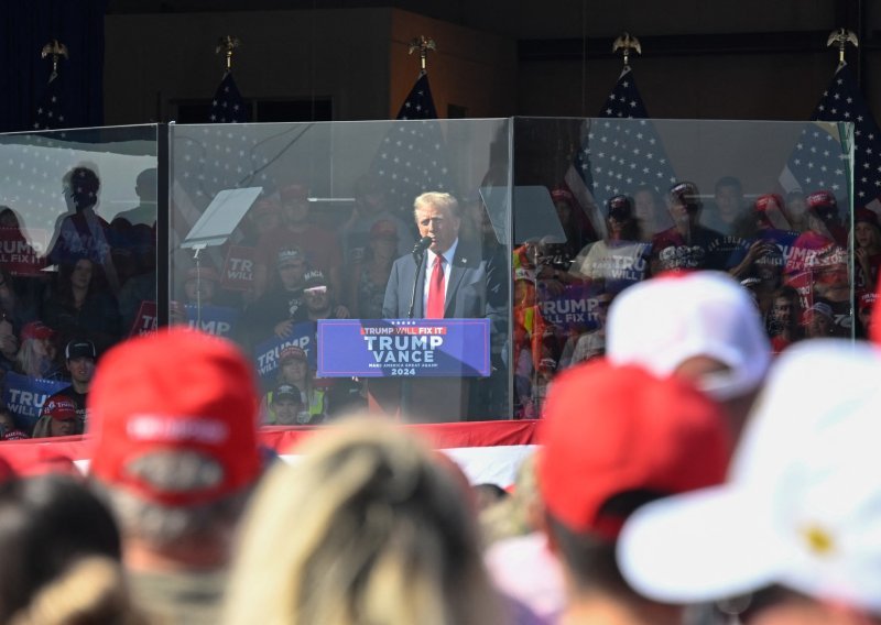 Trump: 'Mogao sam biti na plaži. Moja prekrasna bijela koža postala bi lijepa'