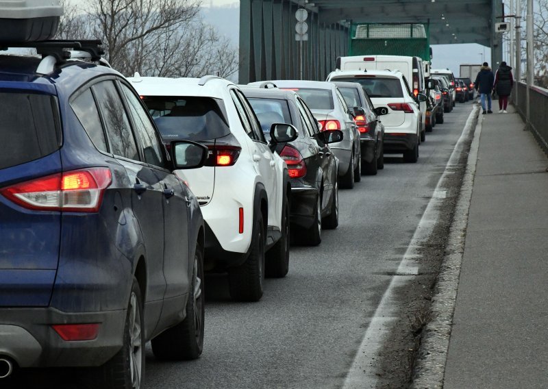 Velike gužve nakon produženog vikenda na ulazu u Hrvatsku iz BiH