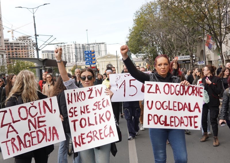 Novi Sad: Troje i dalje kritično, javnost traži ostavke Vučića, Vesića i Vučevića