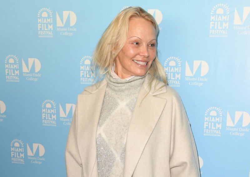 Bez šminke i u košulji koja glumi haljinu: Pamela Anderson izgleda fantastično