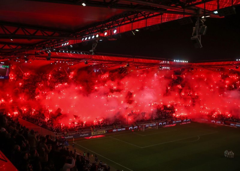 Pogledajte fantastične scene; navijači Legije 'zapalili' stadion s čak 800 baklji