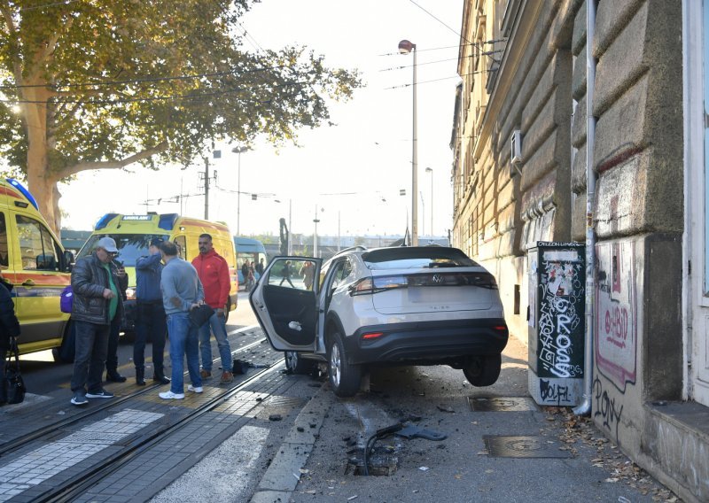 Nesreća u centru Zagreba: Ozlijeđeni pješaci, vozač auta i par na motoru