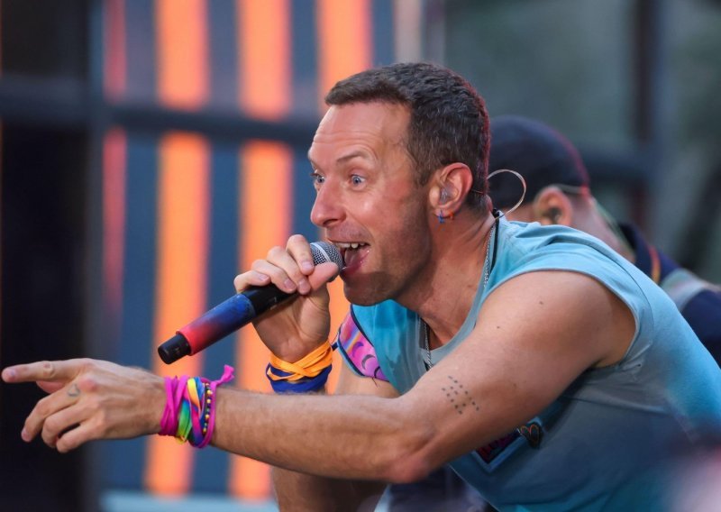 Chris Martin neočekivano pao kroz rupu na pozornici u Melbourneu