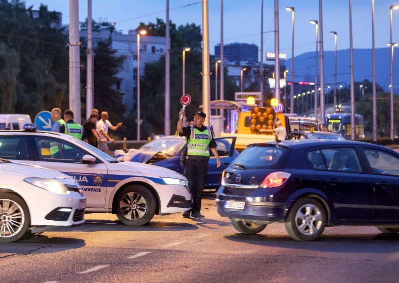 Prometna nesreća na zagrebačkoj obilaznici usporava promet; Jak vjetar na A7