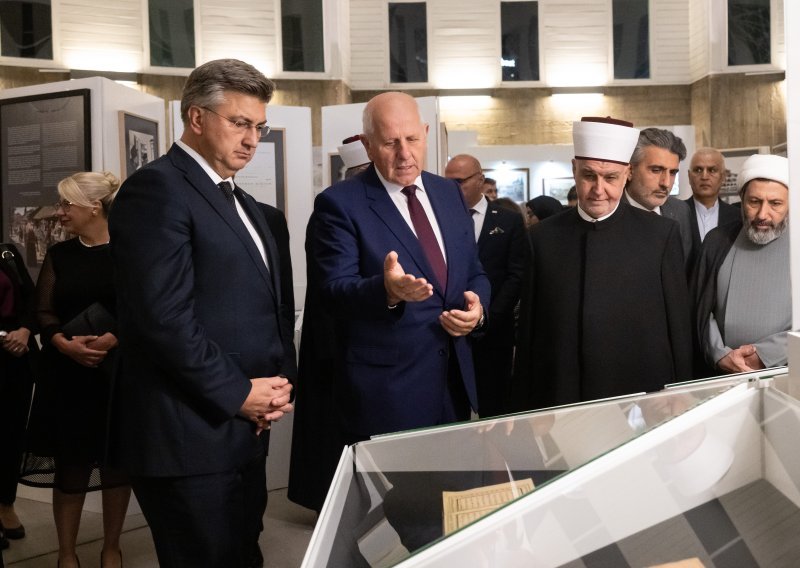 Plenković na izložbi 'Pod nebom vedre vjere - Islam i Europa u iskustvu Bosne'