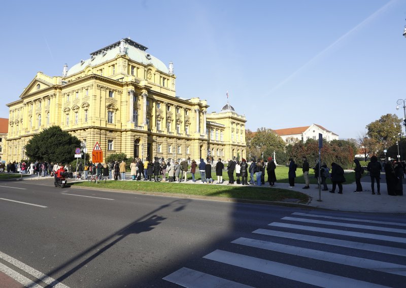 Zagrepčani od ranog jutra čekaju karte za 'Orašara'