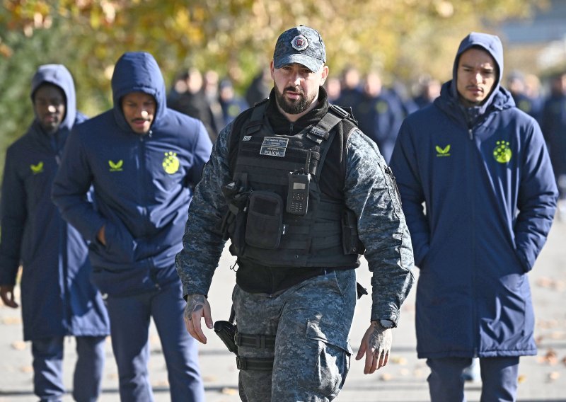 Pogledajte kako su se igrači Dinama uz pratnju specijalaca prošetali Bratislavom