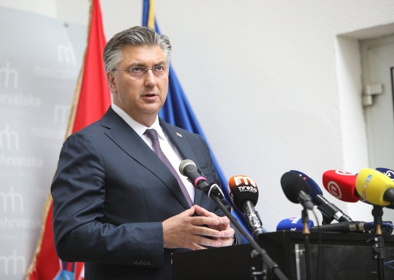 Plenković: Oporbeni zastupnici postaju Putinove pudlice, a SDP bježi od mene