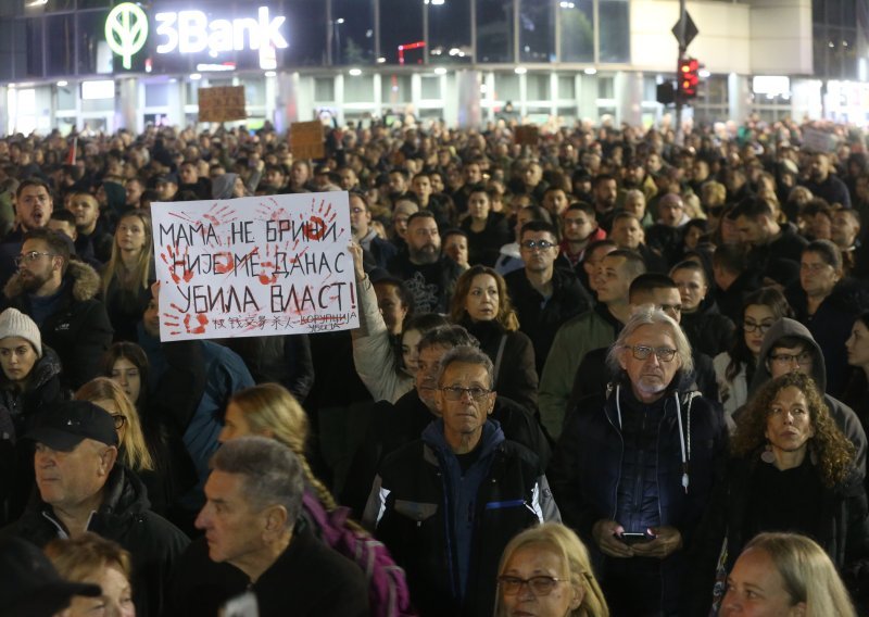 Napeto u Novom Sadu; fekalije izlili u centru, lete plastične boce, policija bacila suzavac