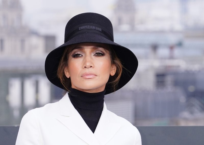 Jennifer Lopez oduševila u Dioru: Stilski hommage starom Hollywoodu