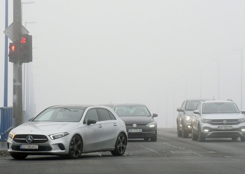 Jak vjetar i magla otežavaju promet, zbog niskih temperatura moguća i poledica