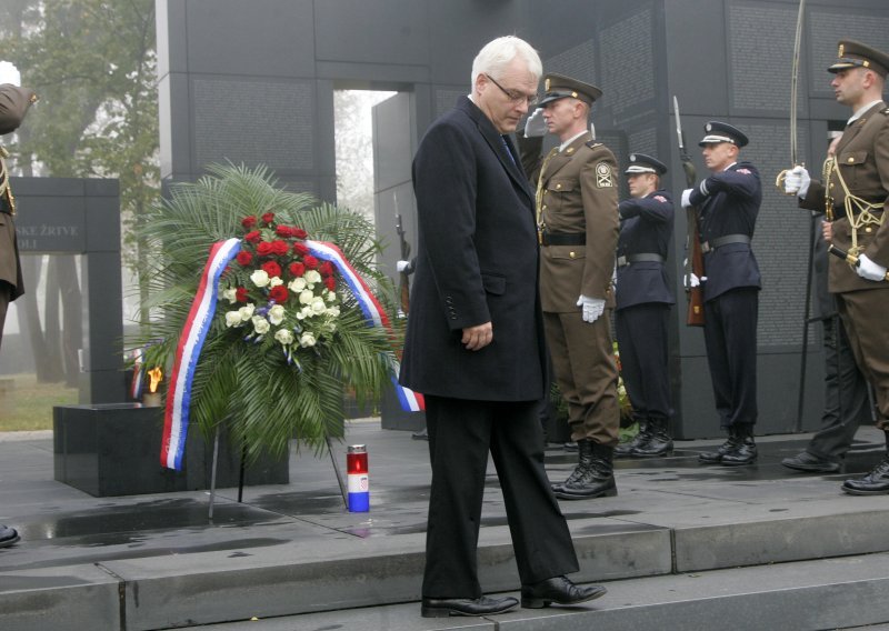 State officials lay wreaths at Mirogoj cemetery on Independence Day