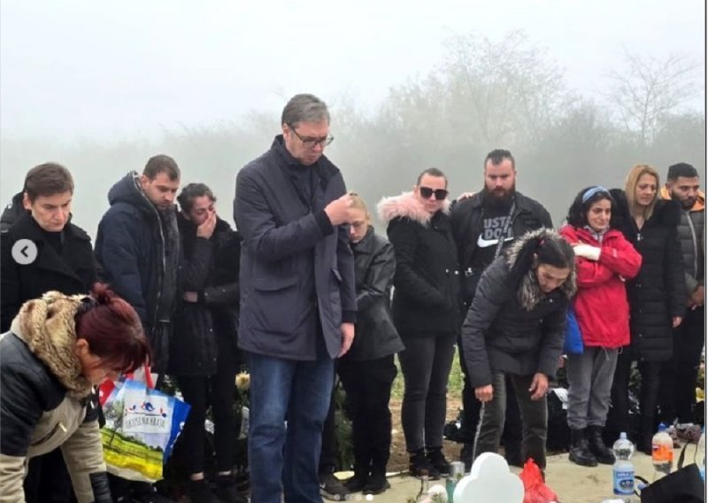 Vučić došao na sprovod žrtava novosadske tragedije, pa se na groblju slikao za Instagram