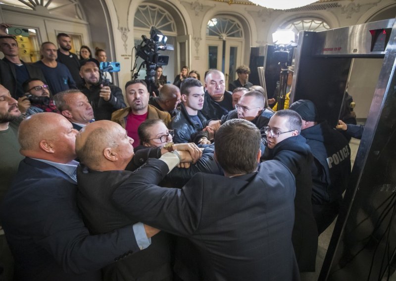 Sulud napad na predstavu Johna Malkovicha potaknuo pobunu kulturnjaka, ima i imena iz Hrvatske