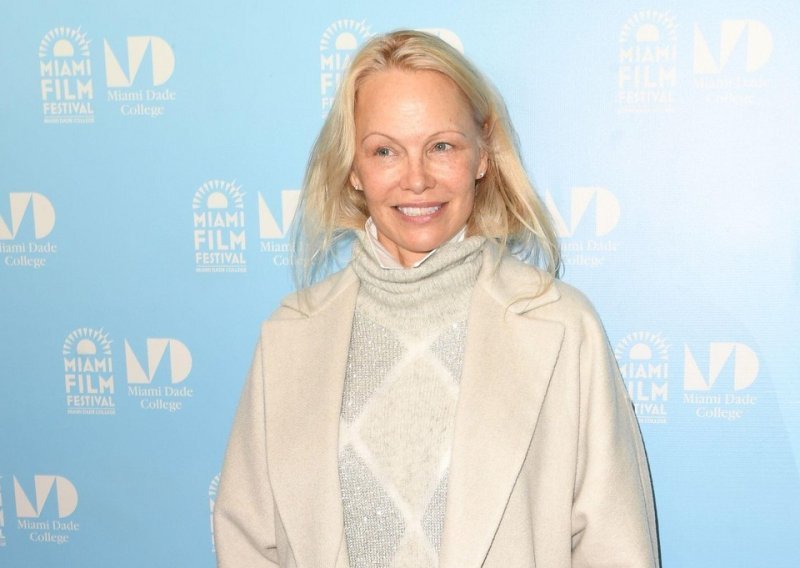 Pamela Anderson otkrila kako je odbacila ulogu seks simbola i iz korijena promijenila život