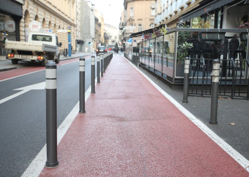 U centru Zagreba biciklistička staza ograđena stupićima, stanari bijesni: Što ako dođe Hitna?