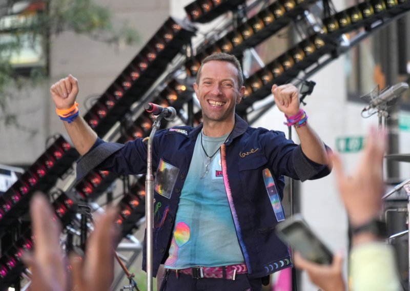 Zašto frontmen grupe Coldplay, Chris Martin prije ulaska i nakon izlaska iz aviona - ljubi tlo