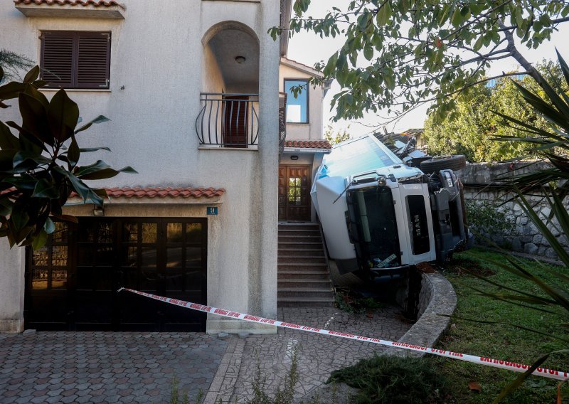 Kamion u Rijeci sletio s ceste, probio ogradu i upao u dvorište kuće