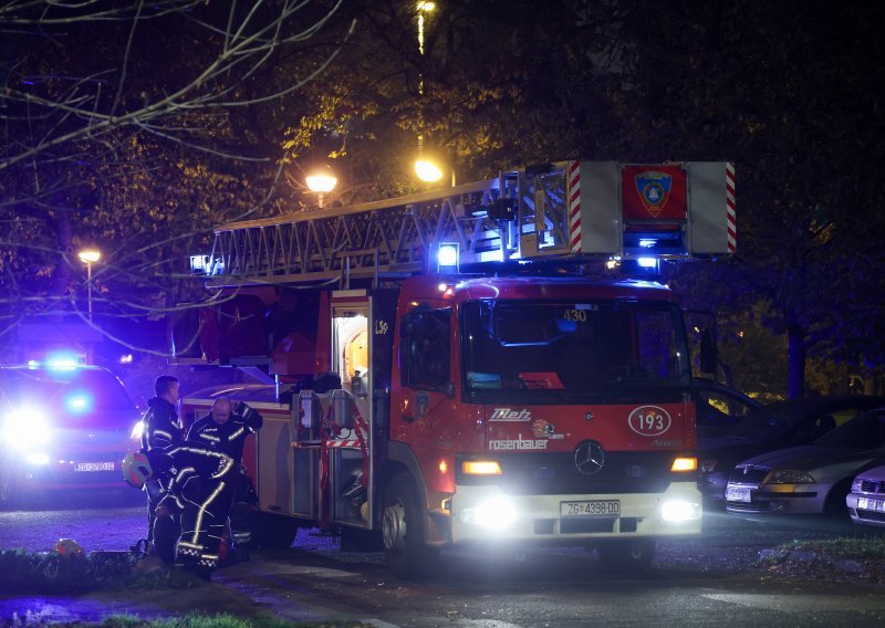 Izgorjela tvornica namještaja u Čazmi, požar još gori: 'Trebat će nam cijeli dan i dio noći'