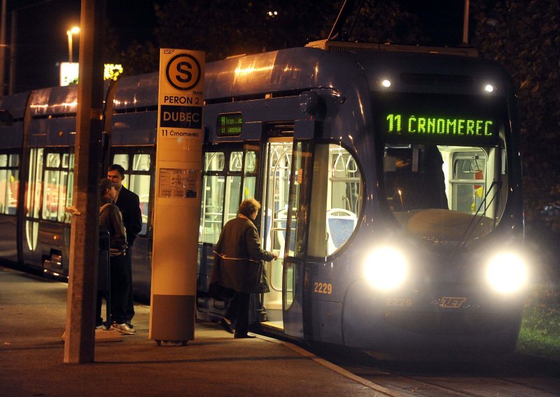 Zastoj tramvaja: Auto upao u raskopane tramvajske tračnice na Maksimiru