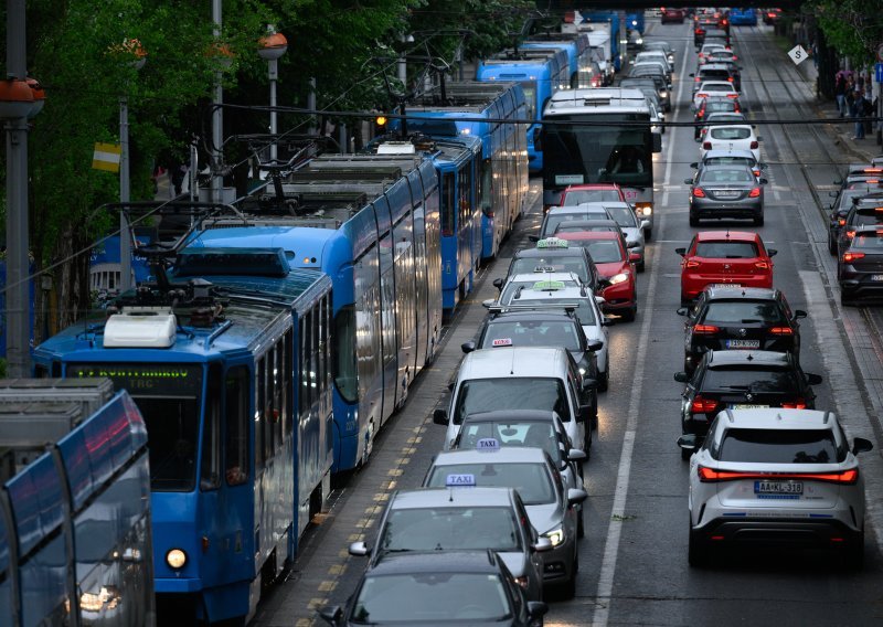 Kaos s tramvajima u Zagrebu: Zbog nestanka napona zastoji u Savskoj i Vlaškoj