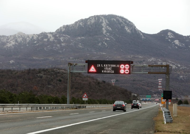 Zabrana prometa za neka vozila, zbog leda zatvorena cesta u Gorskom kotaru