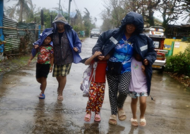 Super tajfun Man-Yi stiže na Filipine: Evakuirano 180.000 tisuća ljudi