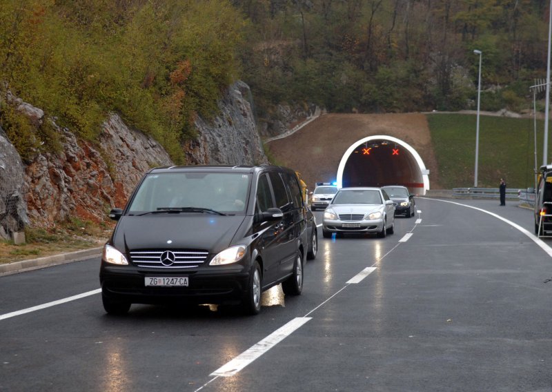 HAK javlja da je u tunelu Tuhobić vozilo u kvaru, promet se odvija u dvije prometne trake