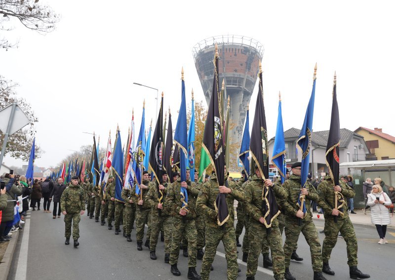 Vukovar je krcat, deseci tisuća u Koloni sjećanja: 'Vrijeme istine dolazi'