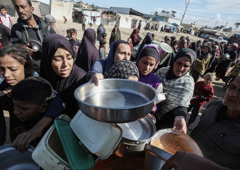 Gotovo stotinu kamiona s humanitarnom pomoći opljačkano u Gazi