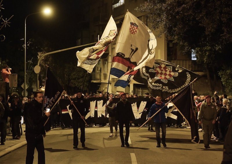 Tisuće hrvatskih navijača iz Vukovarske ulice u 18.11 sati krenulo prema Sućidru