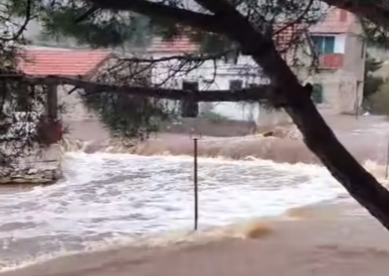 Snažna bujica na Kornatu nosila sve pred sobom, ljudi ostali zarobljeni u kućama