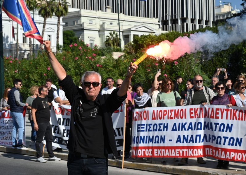 Grčka u blokadi: Ljudi štrajkaju zbog smanjenih plaća