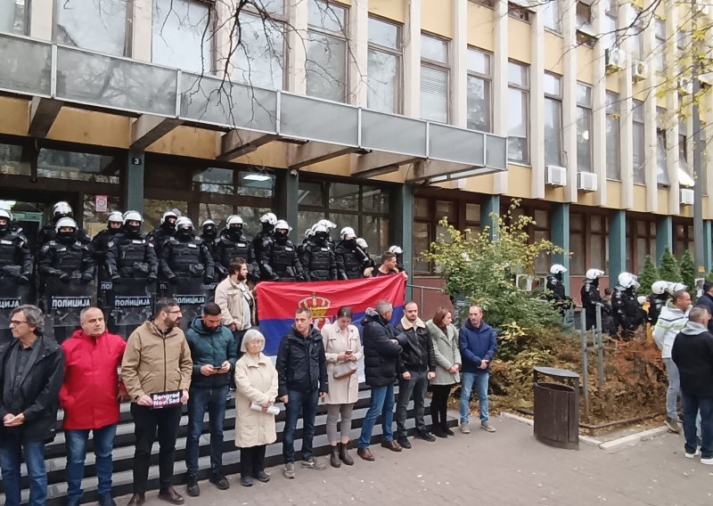 Oporba u Novom Sadu blokirala ulaze u zgradu suda i tužiteljstva