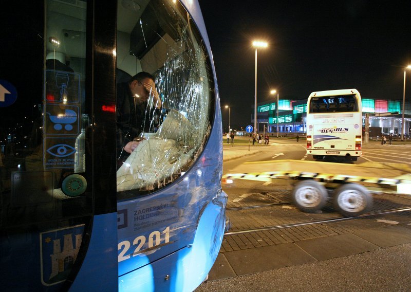 U naletu tramvaja ozlijeđena žena