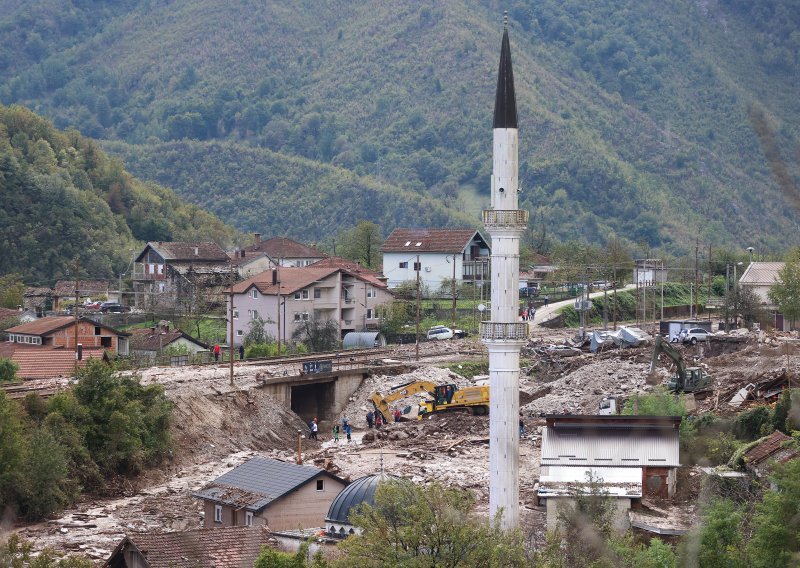 Poplavljena mjesta u BiH pod upozorenjem na nove poplave