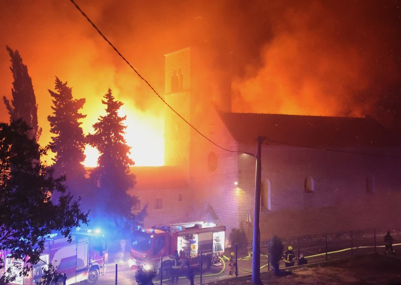 Vatrogasni zapovjednik o drami na Čiovu: Požar je lokaliziran, a krov samostana potpuno uništen