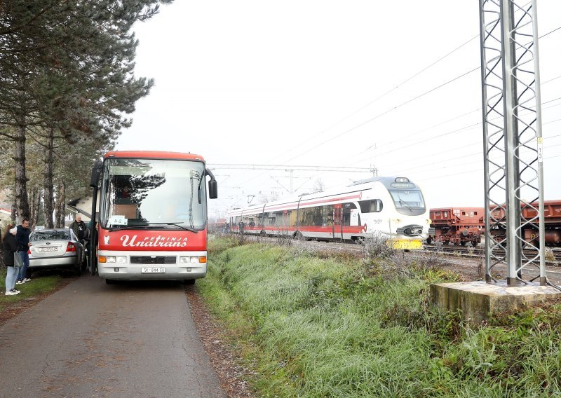 Vlak kod Siska naletio na konje: Putnike prevoze autobusi