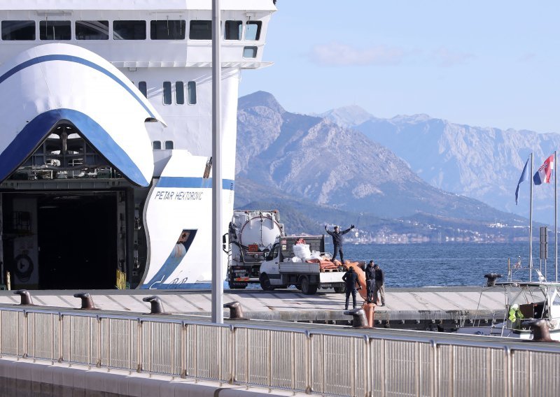 U tank trajekta koji je jutros vozio za Split ušla voda