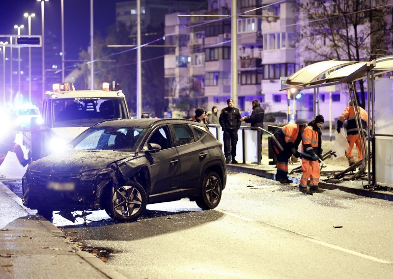 Teška prometna nesreća u Zagrebu, auto se zabio u tramvajsku stanicu