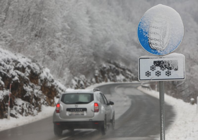 HAK: Kolnici mokri i skliski, ne krećite na put bez zimske opreme