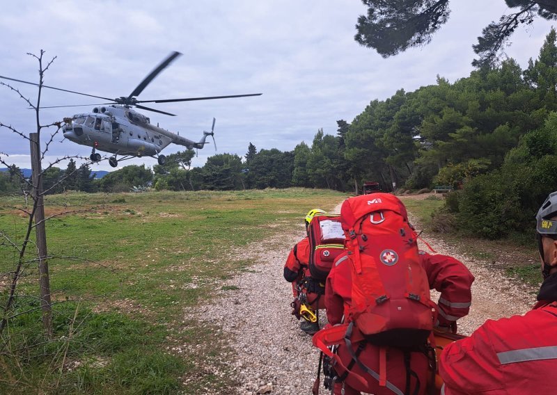 HGSS i posada helikoptera HRZ-a intervenirali na Biokovu: Ozlijeđen pastir