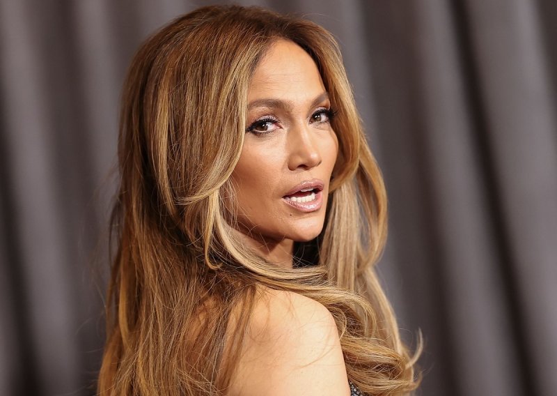 Još jedno 'osvetničko' izdanje: Jennifer Lopez zna kako nositi hit čizme i minice